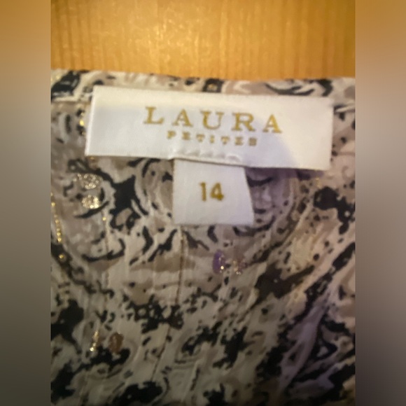 Ruffle blouse with gold detail. Laura petite XL - Picture 4 of 4